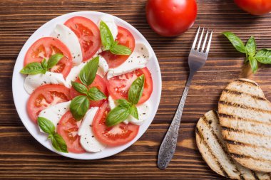 mozzarella, domates ve fesleğenli caprese salatası 