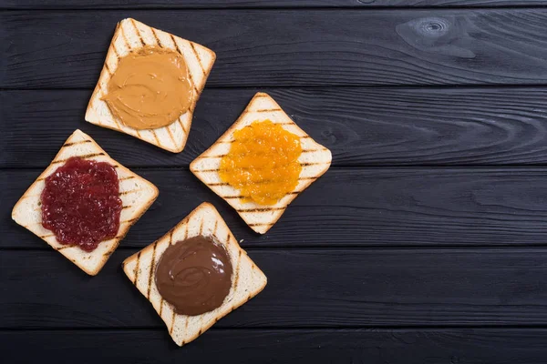 Crème Nougat Aux Noix Avec Sandwich Chocolat Fraise Confiture Abricot — Photo