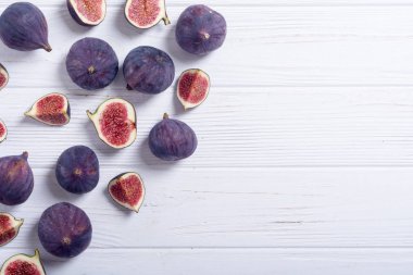 Sonbahar taze meyve incir. Rustik arka plan üzerinde sağlıklı gıda