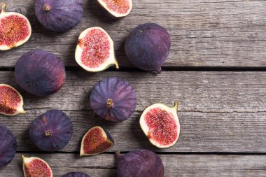 Sonbahar taze meyve incir. Rustik arka plan üzerinde sağlıklı gıda