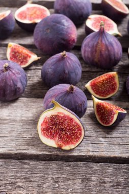 Sonbahar taze meyve incir. Rustik arka plan üzerinde sağlıklı gıda