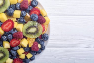 Taze meyve ve meyve salatası. Sağlıklı vitamin gıda arka plan .