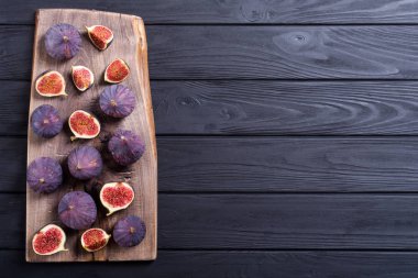 Sonbahar taze meyve incir. Rustik arka plan üzerinde sağlıklı gıda