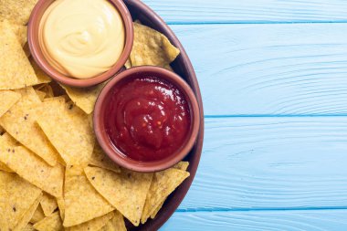 Domates ve peynir soslu çıtır cips cips. Geleneksel Meksika yemeği