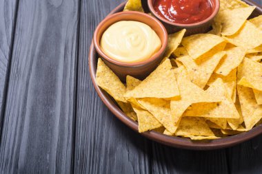 Domates ve peynir soslu çıtır cips cips. Geleneksel Meksika yemeği