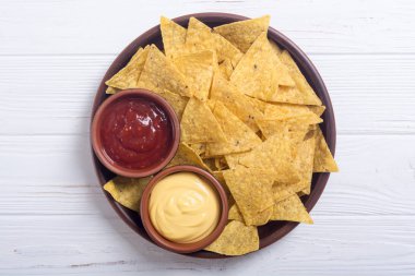 Domates ve peynir soslu çıtır cips cips. Geleneksel Meksika yemeği