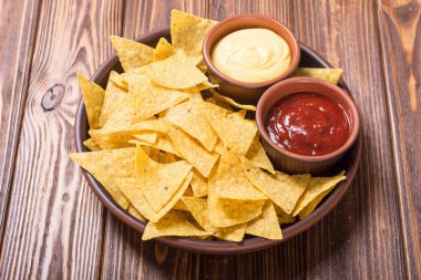 Domates ve peynir soslu çıtır cips cips. Geleneksel Meksika yemeği