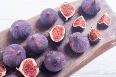 Sonbahar taze meyve incir. Rustik arka plan üzerinde sağlıklı gıda