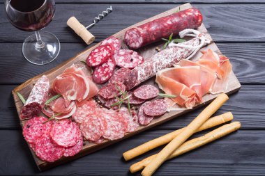 Ürün yelpazesine sosis. Jambon, salam ve jamon ahşap tahta üzerinde 