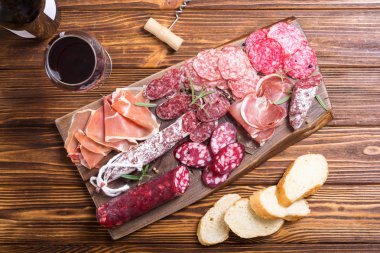 Ürün yelpazesine sosis. Jambon, salam ve jamon ahşap tahta üzerinde 
