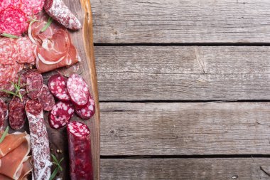 Ürün yelpazesine sosis. Jambon, salam ve jamon ahşap tahta üzerinde 