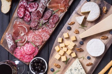 Peynir ve sosis: jambon, salam, jamon, camembert, brie, parmesan .