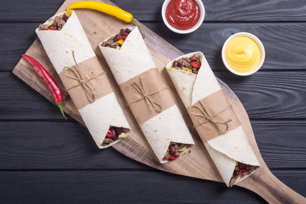 Mexikanischer Burrito Mit Rindfleisch Bohnen Chilischoten Und Avocado — Stockfoto