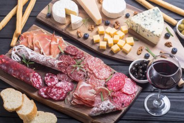 Peynir ve sosis: jambon, salam, jamon, camembert, brie, parmesan .