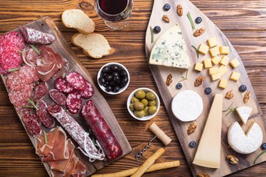 Peynir ve sosis: jambon, salam, jamon, camembert, brie, parmesan .