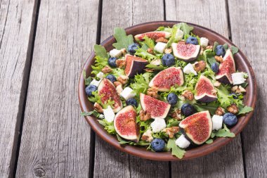İncir peynir, yaban mersini, ceviz ve roka salatası. Sonbahar sağlıklı gıda
