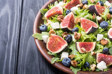 İncir peynir, yaban mersini, ceviz ve roka salatası. Sonbahar sağlıklı gıda