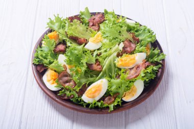 Pastırma, yumurta ve lattuce ile taze salata