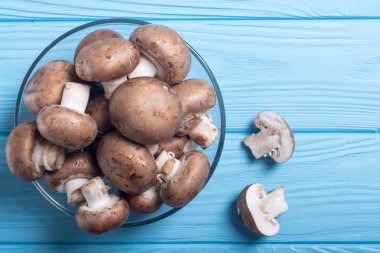 Taze çiğ Kraliyet champignon. Rustik arka plan üzerinde mantar