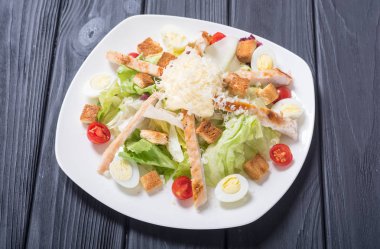 Tavuk, yumurta, domates ve kruton ceasar salata