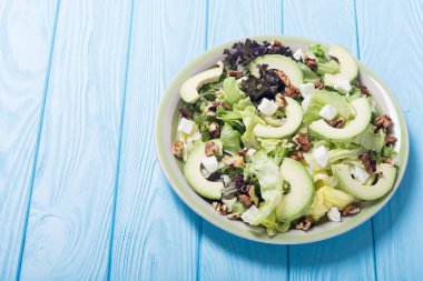 Sağlıklı salata avokado, ceviz ve peynir ile. Vegan gıda