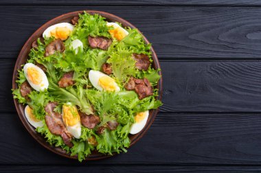 Pastırma, yumurta ve lattuce ile taze salata