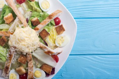 Tavuk, yumurta, domates ve kruton ceasar salata