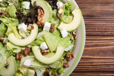 Sağlıklı salata avokado, ceviz ve peynir ile. Vegan gıda