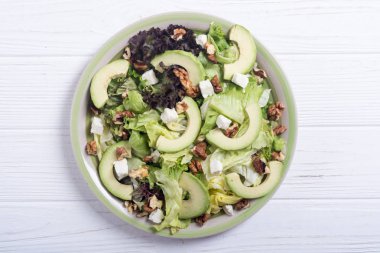 Sağlıklı salata avokado, ceviz ve peynir ile. Vegan gıda