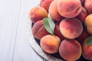 Olgun Şeftali meyve rustik arka plan üzerinde. Yaz sağlıklı gıda