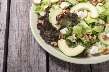 Sağlıklı salata avokado, ceviz ve peynir ile. Vegan gıda