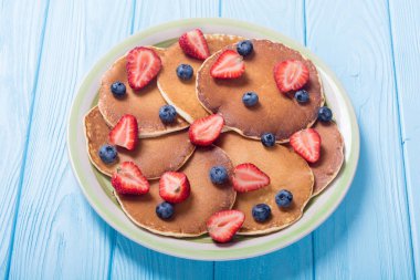 Çilek ve yaban mersinli krep. Krep declious tatlı .