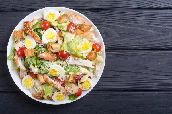 Cessar Salada Com Frango Ovos Tomates Croutons — Fotografia de Stock