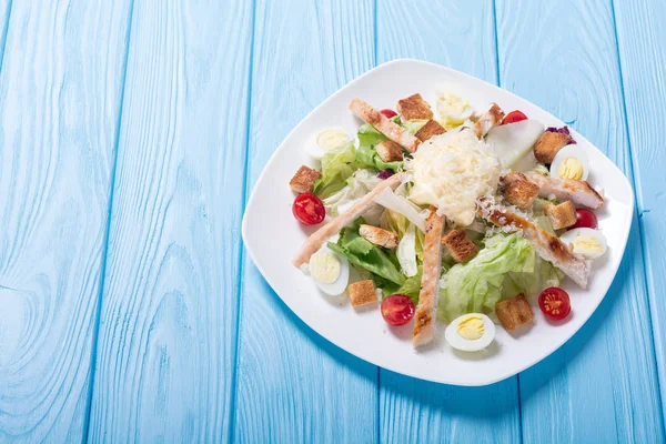 Cessar Salada Com Frango Ovos Tomates Croutons — Fotografia de Stock