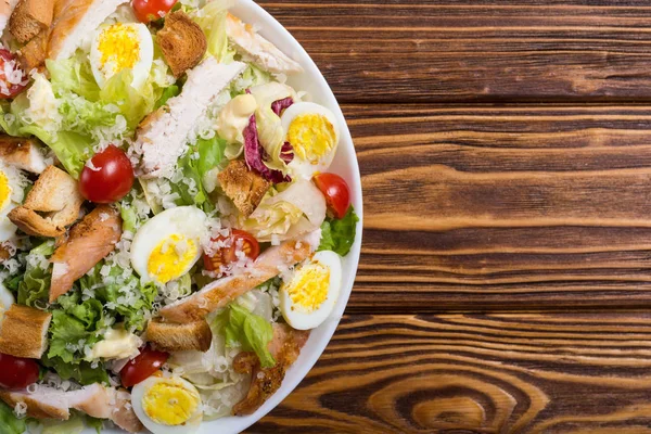 Cessar Salada Com Frango Ovos Tomates Croutons — Fotografia de Stock