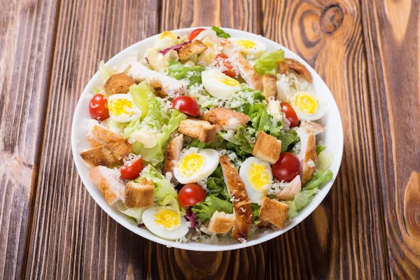Tavuk, yumurta, domates ve kruton ceasar salata