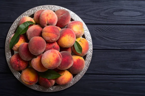 Olgun Şeftali Meyve Rustik Arka Plan Üzerinde Yaz Sağlıklı Gıda — Stok fotoğraf