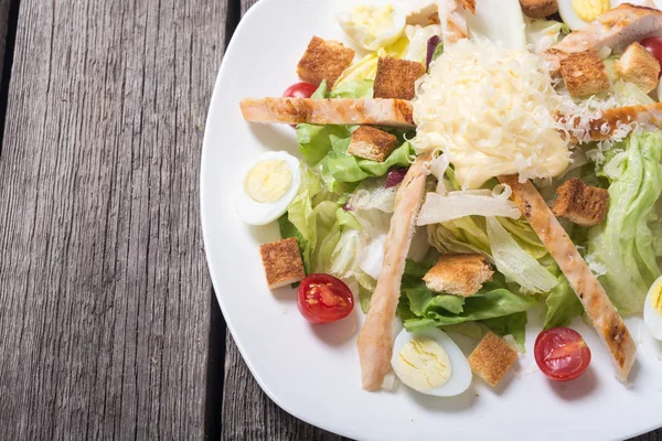 Cessar Salada Com Frango Ovos Tomates Croutons — Fotografia de Stock