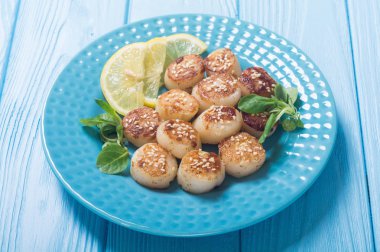 Limon ve salata ile kızarmış tarak. Deniz ürünleri arka plan