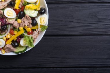 Ton balığı salatası sebze, yumurta ve zeytin. Sağlıklı gıda arka plan