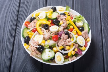 Ton balığı salatası sebze, yumurta ve zeytin. Sağlıklı gıda arka plan