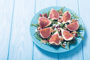 Peynir, roka, ceviz ve nar incir sonbahar salatası. Sağlıklı gıda