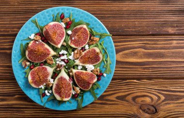 Peynir, roka, ceviz ve nar incir sonbahar salatası. Sağlıklı gıda