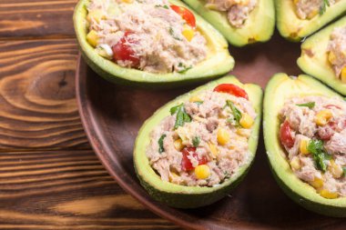 Salata sebze, maydanoz ve yumurta ile doldurulmuş avokado