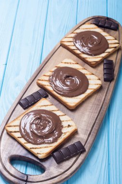 somun nuga krem sandviç çikolata ile