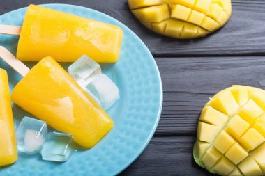 Ev yapımı mango dondurma. Yaz dondurma sağlıklı gıda