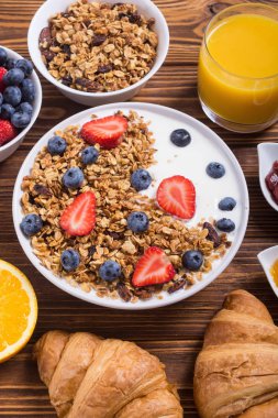 Sağlıklı kahvaltı. Granola yoğurt ve meyve, meyve suyu, reçel ve kahve