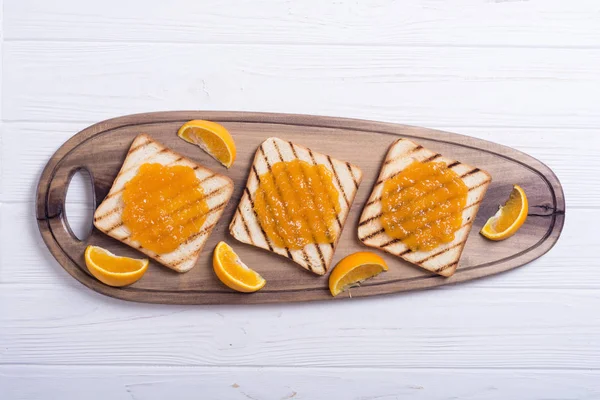 自制的橙色果酱烤在木桌上 水果早餐 — 图库照片