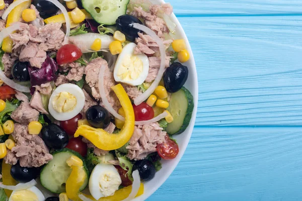 Tonijnsalade Met Groenten Eieren Olijven Achtergrond Van Gezonde Voeding — Stockfoto