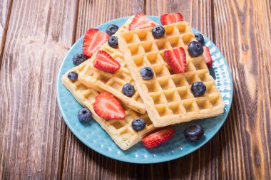 Çilek ve yaban mersini ile Belçika Waffle. Ev yapımı tatlı çöl